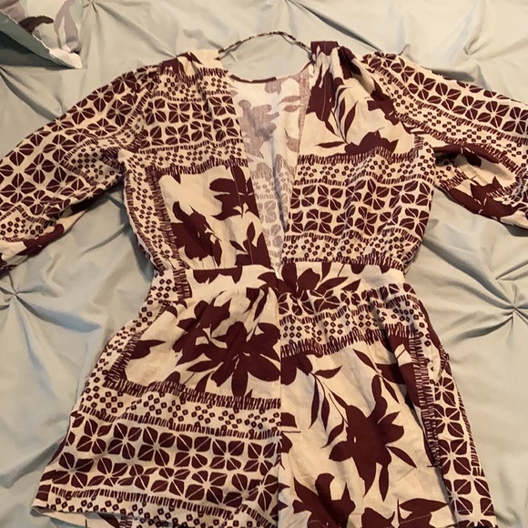 Linen, Open-back, 3/4 sleeve romper. - Picture 2 of 4